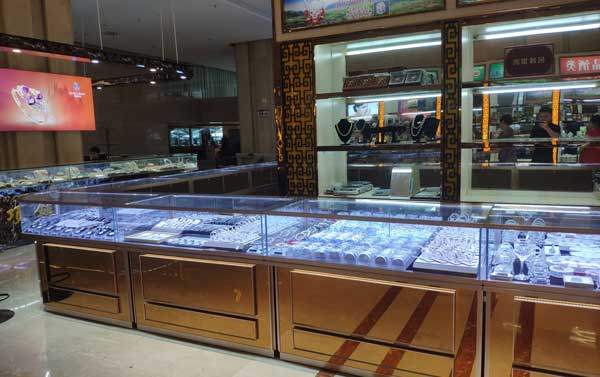 深圳珠寶柜廠定制，廠家實(shí)力至關(guān)重要!