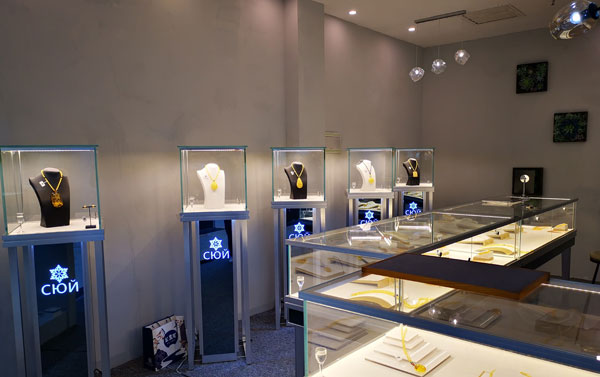玻璃展示柜展示珠寶有哪些優(yōu)勢？