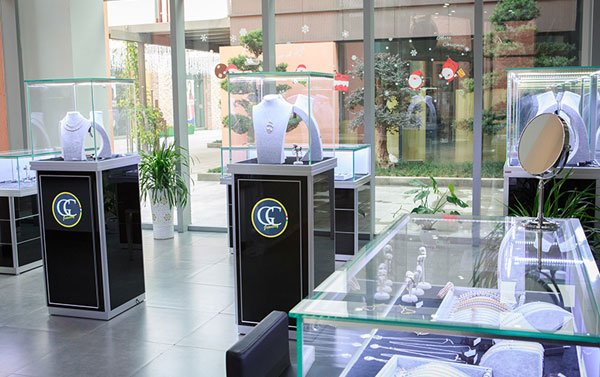 玻璃展示柜定制選擇什么廠家比較好？